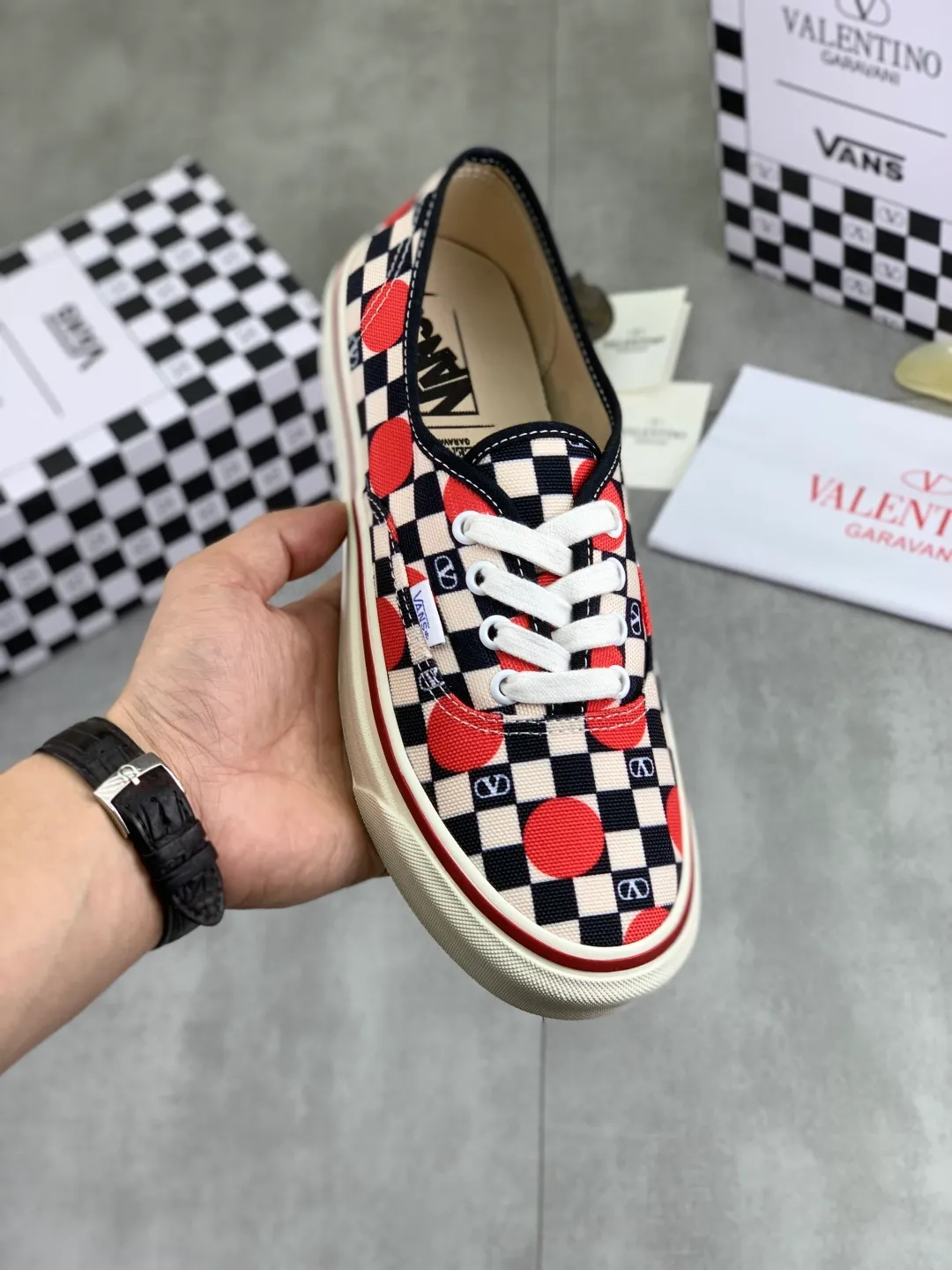Men's shoes 💰P460 New Valentino❌Wans co-branded Valentino and Vans release new co-branded sneakers, integrating Valentino's Italian high-definition aesthetics and Vans's free and authentic spirit, giving classic shoes a personality that spans the ages. Many stars - Jolin Tsai. Yang Zi. Liu Wen. Ma Baiquan. Choi Soobin. freen. Song Zuer. JJ Lin. zel. Cecilia Cheung. shark. Xin Yunlai...Same style. Female model: 35-42 (41.42 is custom-made and non-refundable) Men's model: 39-46 (45.46 is custom-made and non-refundable)